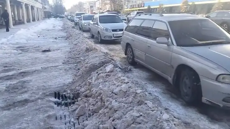 коммунальщики в Таразе не успевают убрать снег