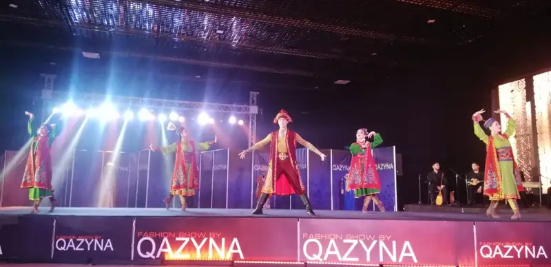 Казахские национальные костюмы представили на модном показе в Шымкенте