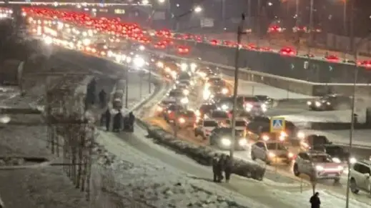 Огромные пробки, очереди на АЗС: что происходит в Алматы после землетрясения