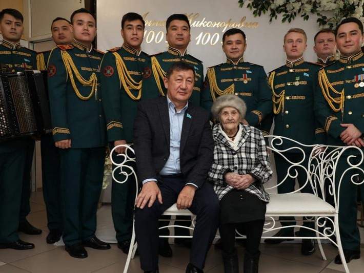 Ветерана ВОВ поздравили со 100-летним юбилеем в Карагандинской области ветеран