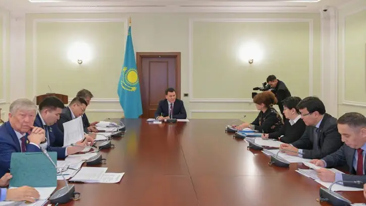 Ерлан Карин провел заседание комиссии по вопросам госсимволов и геральдики наград