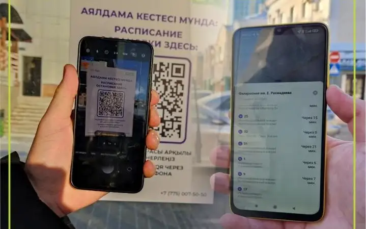 На остановках Астаны появились специальные наклейки с QR-кодом