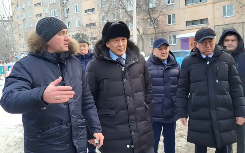 Аким Северо-Казахстанской области Гауез Нурмухамбетов на месте аварии на теплосетях