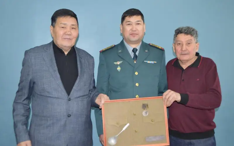 Медаль и личные вещи погибшего во Второй мировой войне карагандинца передали потомкам