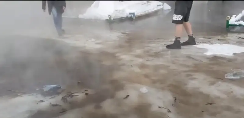 трубу с горячей водой прорвало в Петропавловске