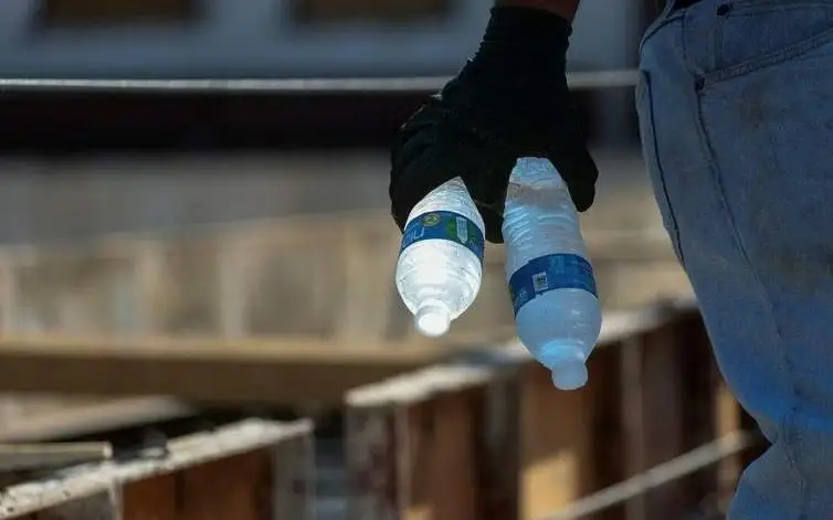研究：一公升瓶装水含24万微塑料片