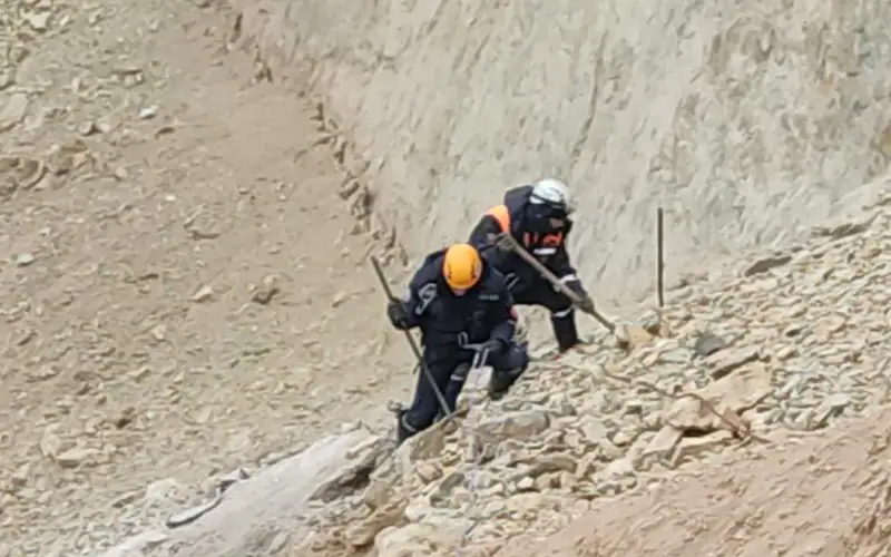 На «Майкаинзолото» спасатели на 3 метра приблизились к предполагаемой точке нахождения автобуса