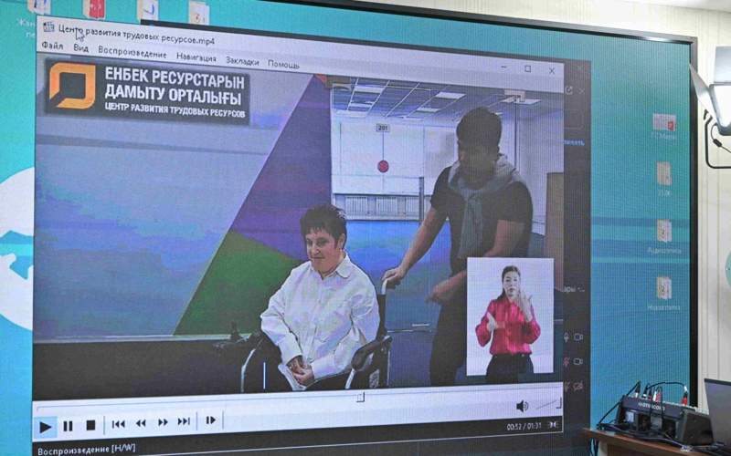 Спикер Мажилиса Ерлан Кошанов провел личный прием граждан в Астане Спикер Мажилиса Ерлан Кошанов провел личный прием граждан в Астане