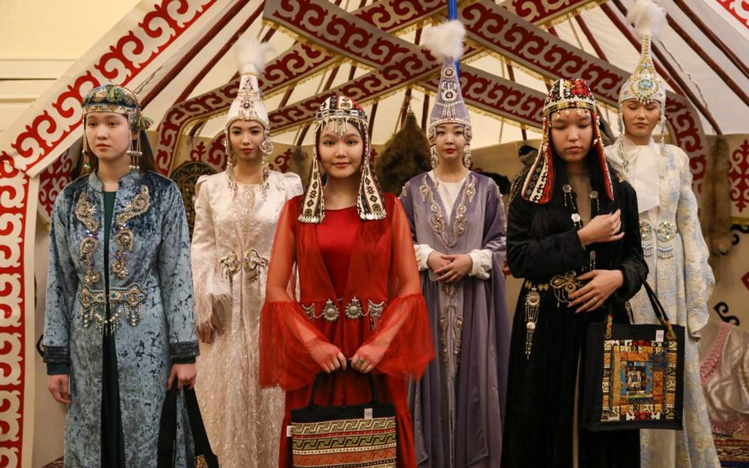 увлечения людей. художница за работой на природе. хобби для мужчин. национальные увлечения. фотосессия с мольбертом.