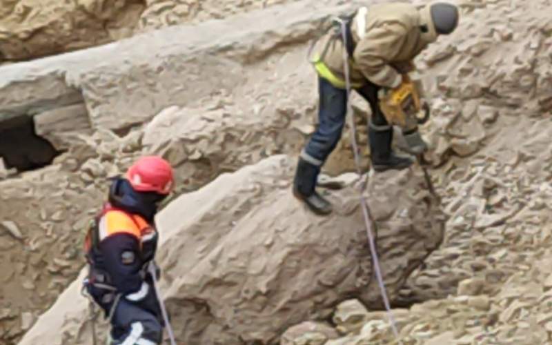 спасатели спустились в воронку на территории Майкаинзолото спасатели спустились в воронку на территории Майкаинзолото