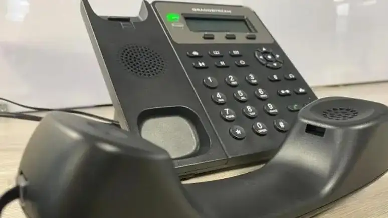 Англия мактабларида мобиль телефонлар тақиқланади