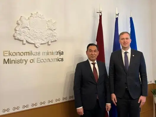 Посол Казахстана в Латвии Даурен Карипов и министр экономики Латвии Виктор Валаинис
