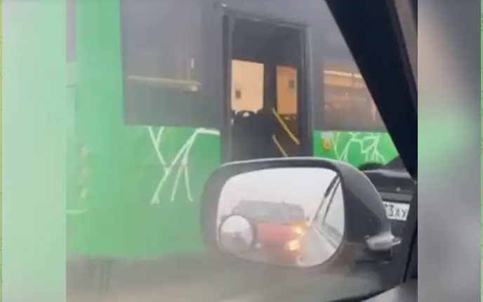 автобус и легковушка столкнулись в Алматы