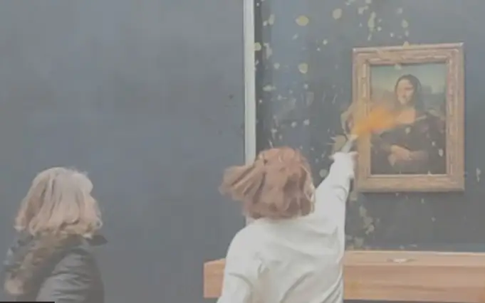 В Париже протестующие облили супом картину «Мона Лиза»