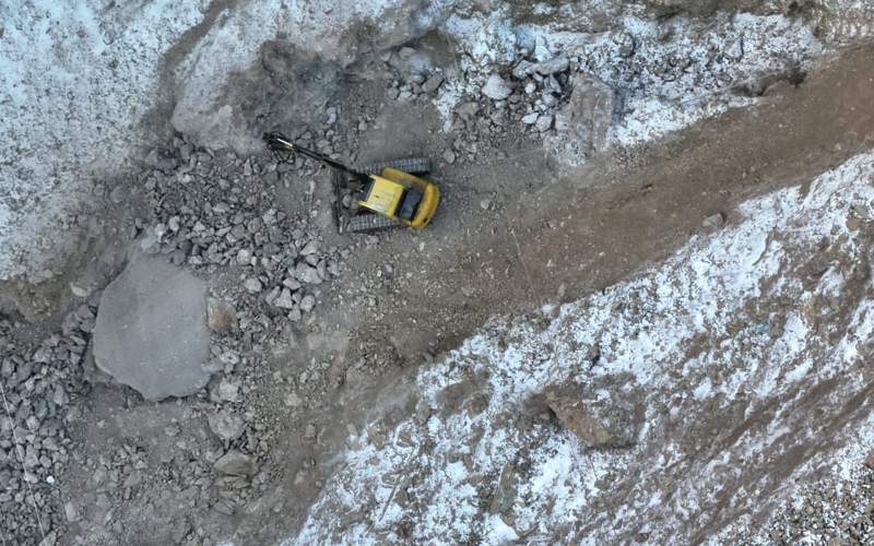 Экскаватор с гидромолотом работает на месте обвала в Павлодарской области