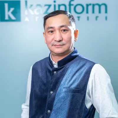 Орыс аққұбаны әжетханада екі жігіт былғап алды. Жалаңаш киімдегі әдемі әйел