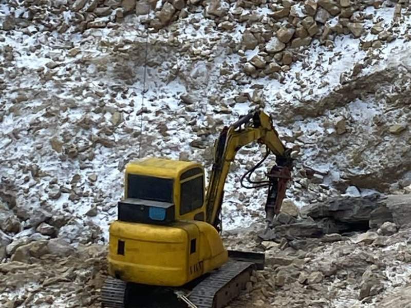 Экскаватор с гидромолотом работает на месте обвала в Павлодарской области