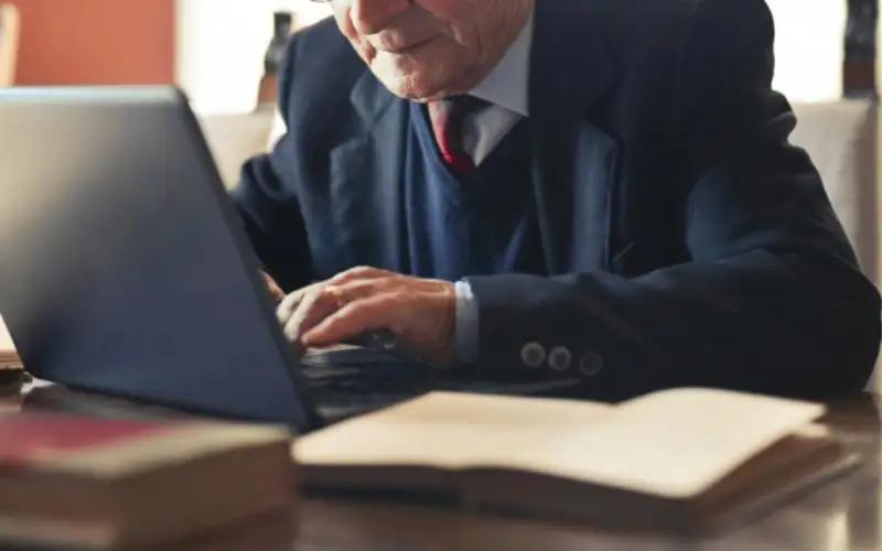 пожилые люди