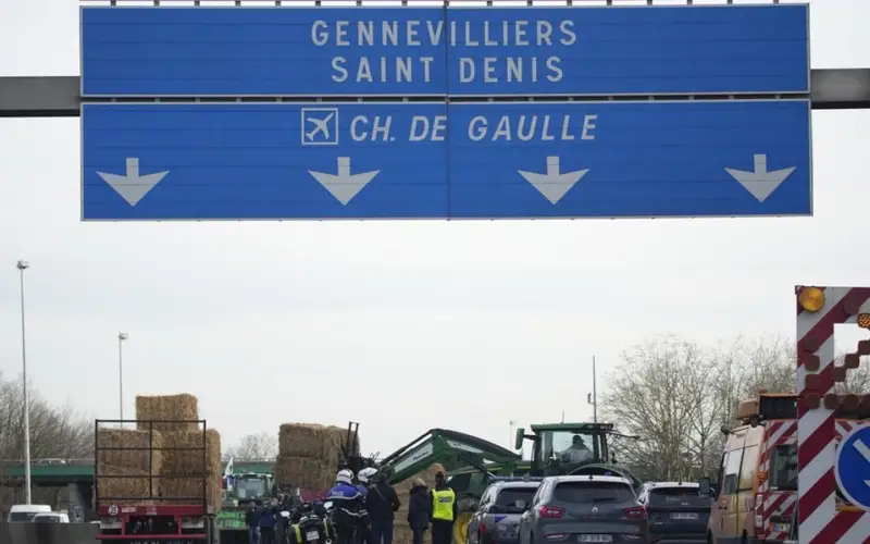 Французские фермеры блокируют автомагистрали вокруг Парижа