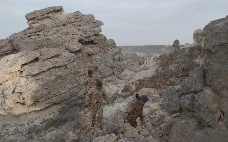 Жалаңаш ұлдардың бөксесі Порно пигги банкінің суда жүзуі