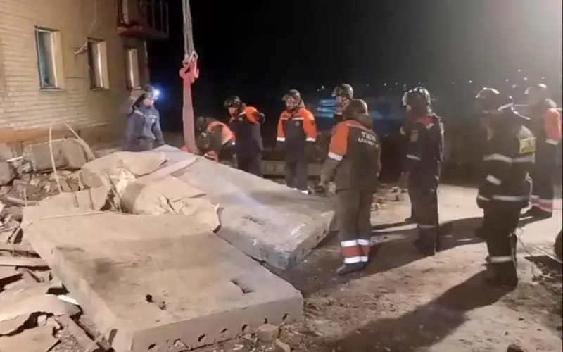 Обрушение дома в Карагандинской области: под завалами ищут двух человек