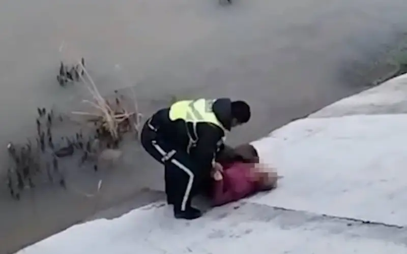 Тонущую женщину спасли из реки полицейские Шымкента