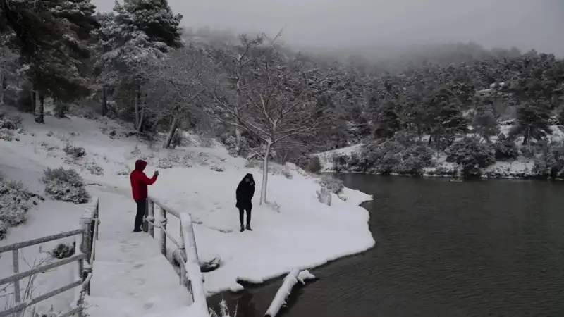 "Авги" бўрони Афинага етиб келди: шаҳар қор билан қопланган