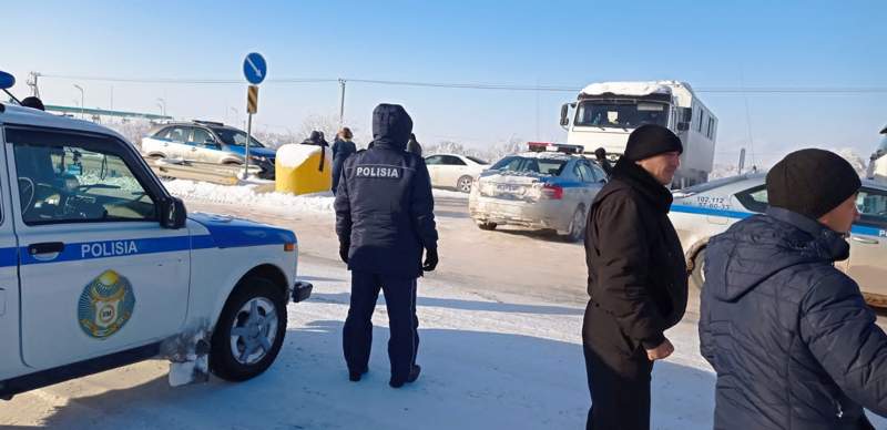 Троих таксистов с 16-ю пассажирами спасли на закрытой трассе в Жамбылской области Троих таксистов с 16-ю пассажирами спасли на закрытой трассе в Жамбылской области