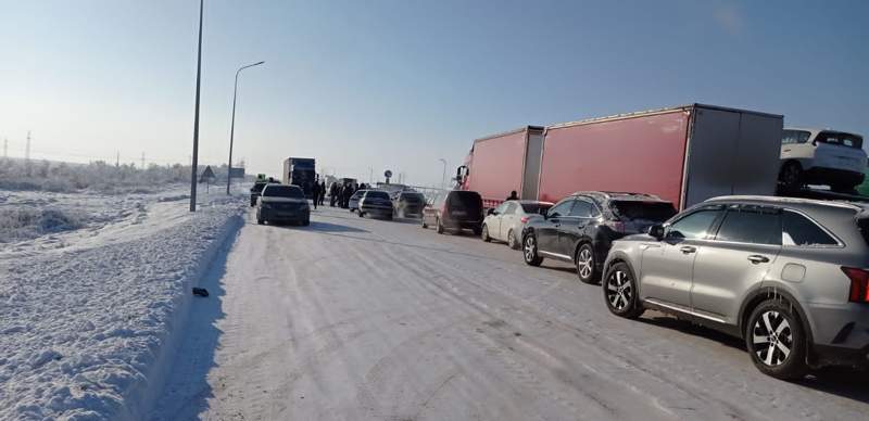 Троих таксистов с 16-ю пассажирами спасли на закрытой трассе в Жамбылской области Троих таксистов с 16-ю пассажирами спасли на закрытой трассе в Жамбылской области