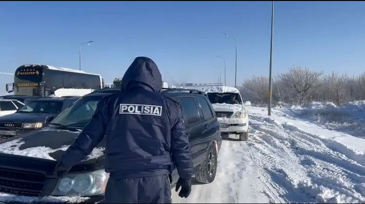 В Жамбылской области из-за сильной метели и плохой видимости закрыли трассу