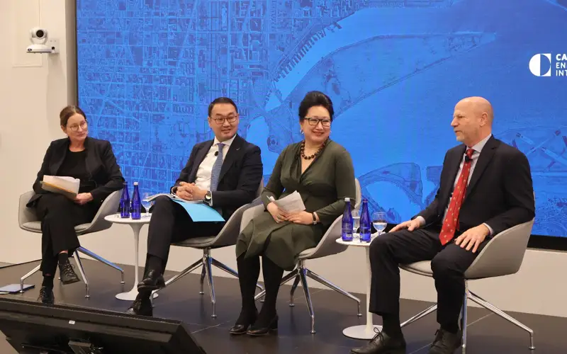 Роль Казахстана по устранению ядерных и биологических рисков обсудили в Вашингтоне  В Вашингтоне Фонд Карнеги и Совет по стратегическим рискам провел дискуссию о лидерстве Казахстана в области снижения ядерных и биологических рисков за последние 30 лет, передает собственный корреспондент агентства Kazinform.  Модератор мероприятия, старший научный сотрудник Совета по стратегическим рискам Шеннон Грин напомнила, что руководство страны отказалось от четвертого по величине ядерного арсенала и мощностей по производству биологического оружия после обретения независимости в 1991 году, тем самым снизив риски от этих угроз.    - История Казахстана – это история стойкости. Опыт Казахстана - уникален и служит примером для тех стран, которые стремятся к миру и безопасности, –сообщила Ш.Грин.   В ходе вступительного слова посол Казахстана в США Ержан Ашикбаев отметил, что важное место во внешней политики Казахстана занимают вопросы ядерного разоружения и нераспространения, и в целом проблемы борьбы с оружием массового уничтожения.  Дипломат напомнил, что Казахстан присоединился к Договору о нераспространении ядерного оружия (ДНЯО), открыл Банк низкообогащенного урана МАГАТЭ для использования любой страной в соответствии с процедурами Международного агентства по атомной энергии.   Создана свободная от ядерного оружия зона в Центральной Азии, где страны региона обязались не обладать, не производить и не развертывать ядерное оружие, служа примером другим государствам. Регион пополнил существующие территории, свободные от ядерного оружия, таких как Договор Тлателолко от 1967 года о создании безъядерной зоны в Латинской Америке и Карибском бассейне.  Эксперт Фонда Карнеги доктор Тогжан Касенова обозначила успешную работу политиков и дипломатов Казахстана в начале 90-х годов по решению ядерной дилеммы, которые смогли работать с разными партнерами. Для реализации стратегического решения по отказу от ядерного оружия необходимы были два ключевых партнера – Москва и Вашингтон. Казахстан хорошо сотрудничал с Россией в плане получения необходимой информации и технической экспертизы. Важным аспектом был вопрос финансирования со стороны американской «Программы совместного уменьшения угрозы», которая не получила должной оценки. В программе участвовали блестящие специалисты на всех уровнях и она послужила основой для новых совместных проектов. Политический баланс в Казахстане был соблюден достаточно тщательно, учитывая позиции ядерных держав России и США, которые не были готовы раскрывать друг перед другом определенные вопросы.      - Многие важные проекты по обеспечению сохранности ядерных материалов, демонтажу инфраструктуры были реализованы в духе сотрудничества (Казахстана, России и США, прим.ред.), - отметила Т.Касенова.  Т.Касенова подчеркнула роль большого количества людей, которые неизвестны общественности – это руководители программ, ученые, технические эксперты, которые часто были движущей силой, именно узконаправленные специалисты оказывали давление на руководство своих стран и находили решения. Одним из таких героев является участник дискуссии Эндрю Вебер.  Старший научный сотрудник Совета по стратегическим рискам Эндрю Вебер отметил, что историческим днем стала ратификация Мажилисом Парламента РК Договора о нераспространении ядерного оружия, а также подписания с США «Программы совместного уменьшения угрозы», т.н. «Программа Нанна-Лугара» по оказанию помощи странам бывшего СССР в ликвидации запасов ядерного, химического и биологического оружия в соответствии с договорами о разоружении. Это стало первым шагом в 30-летнем партнерстве Казахстана и США по борьбе с оружием массового уничтожения. - Казахстан укрепил свою безопасность, приняв эти важные решения в самом начале своей независимости и поэтому на международной арене обладает таким огромным моральным авторитетом, – сказал Э.Вебер. Эксперт рассказал, что «Программы совместного уменьшения угрозы» реализуются Госдепартаментом, Министерством обороны и Министерством энергетики США и продолжают усилия по обеспечению безопасности в мире. Первоначально программы действовали в России, Украине, странах Центральной Азии и Кавказа, но теперь это глобальная программа, которая работает в Юго-Восточной Азии и по всей Африке. Программа направлена на укрепление потенциала по выявлению характеристики и реагированию на вспышки инфекционных заболеваний независимо от их причины. Также американский эксперт напомнил, что 2021 году Президент Казахстана К.-Ж.Токаев в разгар эпидемии коронавируса выступил на Генеральной Ассамблеи ООН и предложил создать межведомственное или международное агентство по биологической безопасности, чтобы заполнить критический пробел в мире. Необходимо отметить, что Казахстан председательствует в рабочей группе «Б» Организации Договора о всеобъемлющем запрещении ядерных испытаний (ОДВЗЯИ) в Вене, что является заслугой и результатом последовательной политики нашей страны в деле разоружения и нераспространения оружия массового уничтожения, США, Америка