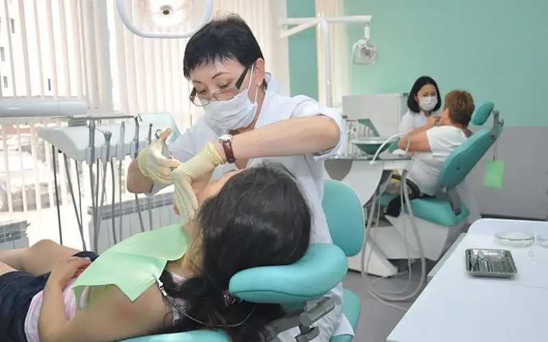 стоматологи