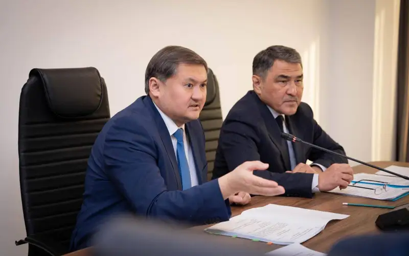 Министр водных ресурсов и ирригации Нуржан Нуржигитов и министр науки и высшего образования Саясат Нурбек 