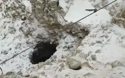 Maıqaıyńdaǵy apat: Oıyq túbinde tereń shuńqyr paıda bolyp, qutqarýshylardyń jumysy ýaqytsha toqtatyldy