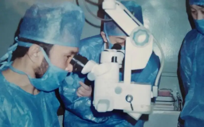 Казахстанский офтальмолог удостоен высшей награды в Китае