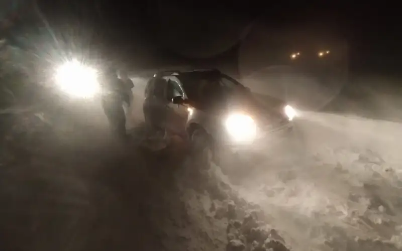 Спасатели эвакуируют застрявшие машины с трасс