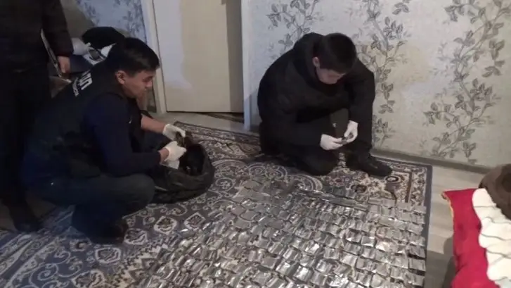 Килограмм мефедрона на 36 млн тенге вез из Алматы в Тараз задержанный наркокурьер