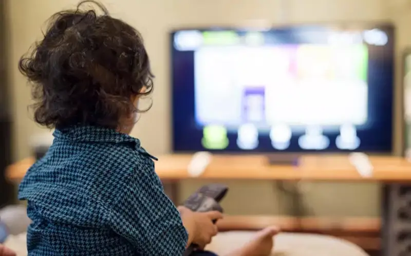 جاي قوسۋلى تۇرعان تەلەديدار بالاعا نەسىمەن قاۋىپتى؟