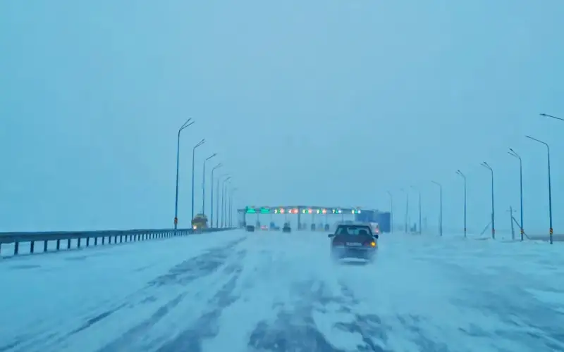 Ақтөбеде жел күшейіп, бірнеше жол жабылды