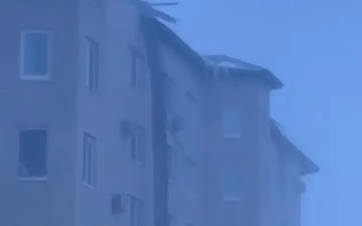 Ақтөбеде бір күнде бес көппәтерлі тұрғын үйдің шатыры ұшып кетті