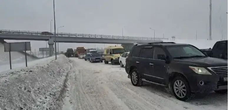 Более 300 автомашин скопилось на трассе Караганда - Темиртау