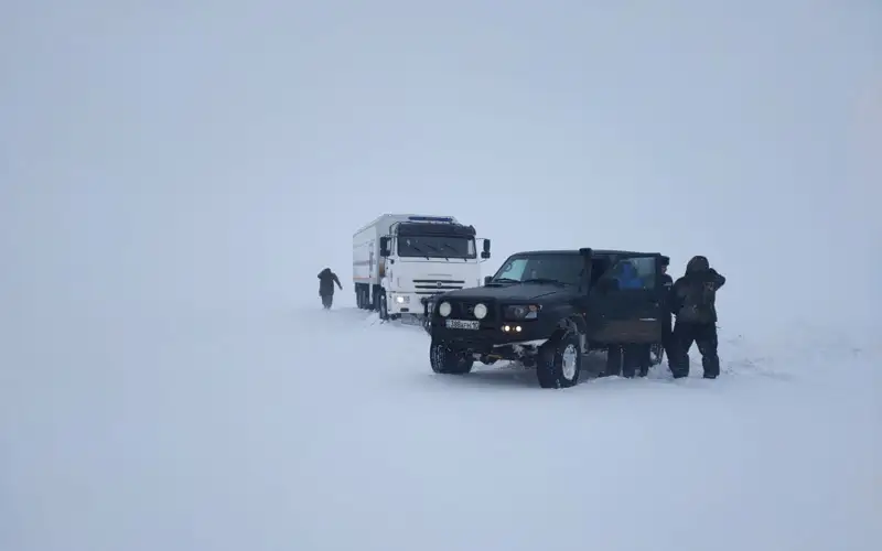 24 человека чуть не остались под снегом в Костанайской области 