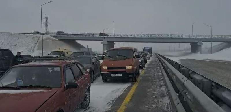 Более 300 автомашин скопилось на трассе Караганда - Темиртау Более 300 автомашин скопилось на трассе Караганда - Темиртау