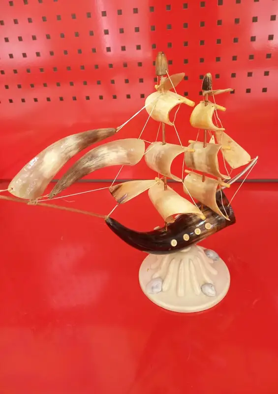 Ол аяғын жайып, өзінің кискасын жақыннан көрсетті (HD бейне)