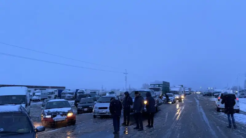 250 автомашин скопилось из-за непогоды на трассах Жамбылской области