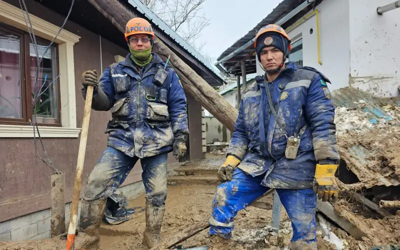 спасатели искали погибших под оплывиной в Алматы