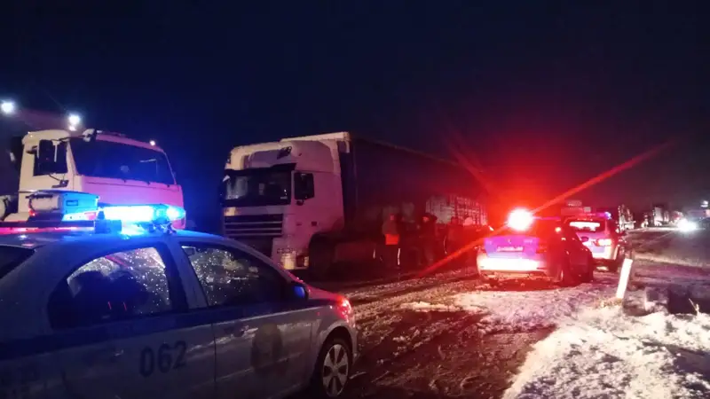 250 автомашин скопилось из-за непогоды на трассах Жамбылской области