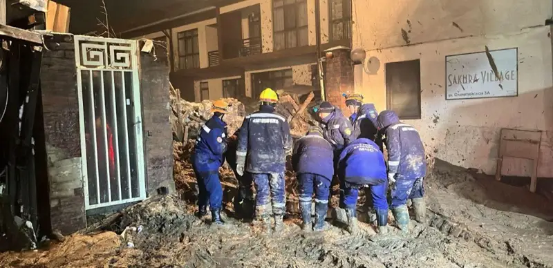 Двоих взрослых и двоих детей ищут под сошедшей оплывиной в Алматы