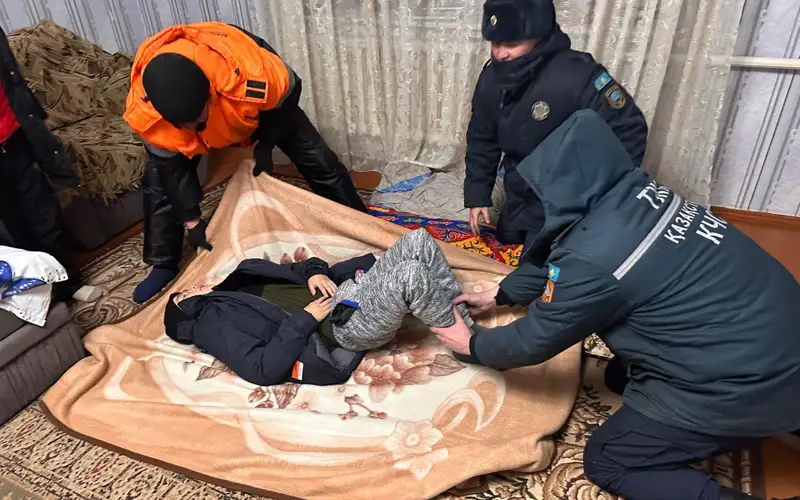 Акмолинские спасатели помогли в непогоду доставить в больницу ребенка