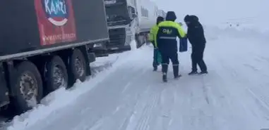 В Актюбинской области застрявшим пассажирам рейсовых автобусов привезли питание